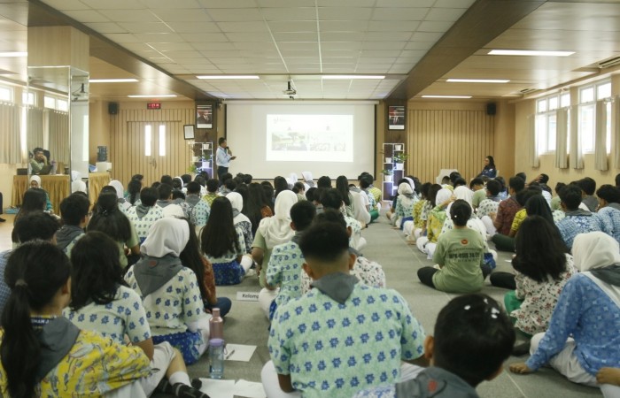 Peserta MPLS Menyimak Pemaparan Materi