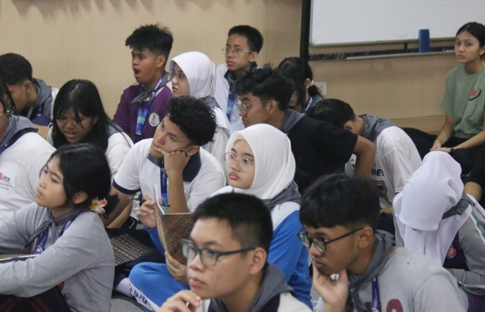 Peserta MPLS Menyimak Pemaparan Materi