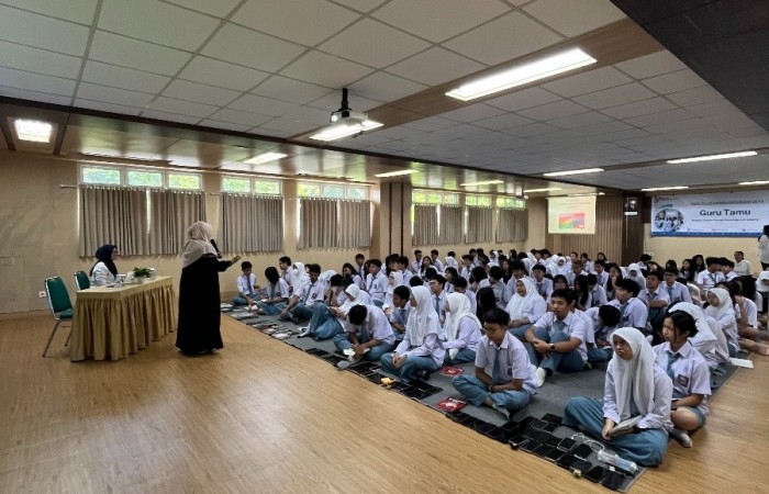 Sesi Penyampaian Materi Guru Tamu Kimia
